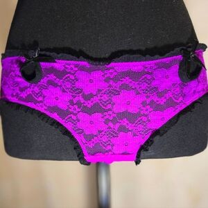 2/$15 - FREDRICKS OF HOLLYWOOD. HOT PINK & BLACK LACE INTIMATE PANTIES.